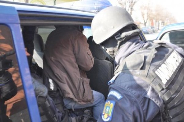 Trei constănţeni care au dat 10 spargeri în Buzău, săltaţi de mascaţi